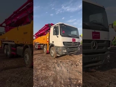 ट्रक पर लगे कंक्रीट पंप